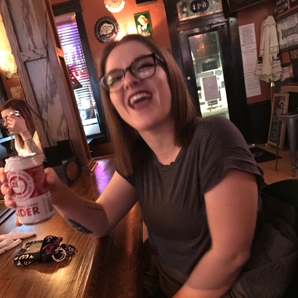 Meet your posher, Abi - Picture 1 of 3